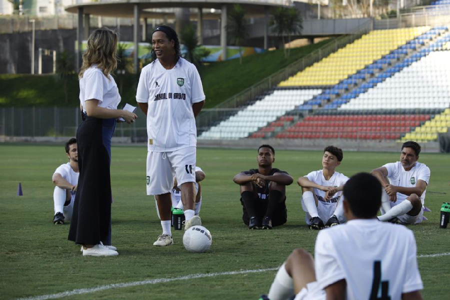 Manual do Bruxo: Ronaldinho Gaúcho vira professor de jovens talentos