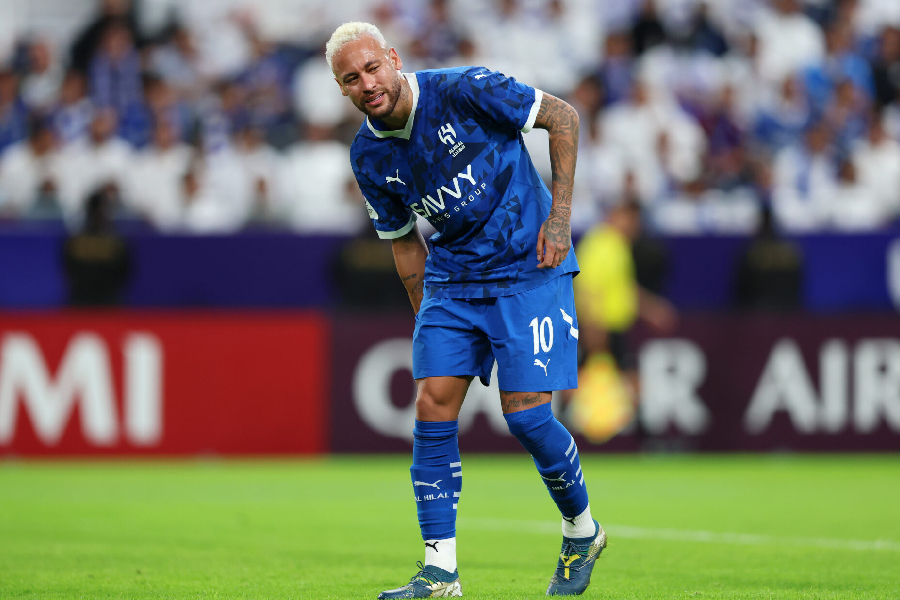 Neymar sente lesão em retorno com a camisa do Al-Hilal - Yasser Bakhsh/Getty Images