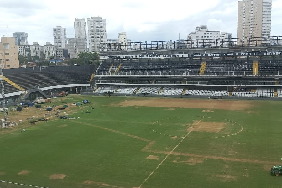 Vila Belmiro apresenta danos em diversos pontos do gramado - Fellipe Camargo/De Olho no Peixe