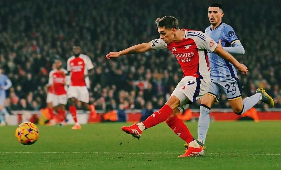 Arsenal vence o Tottenham e garante vice-liderança na Premier