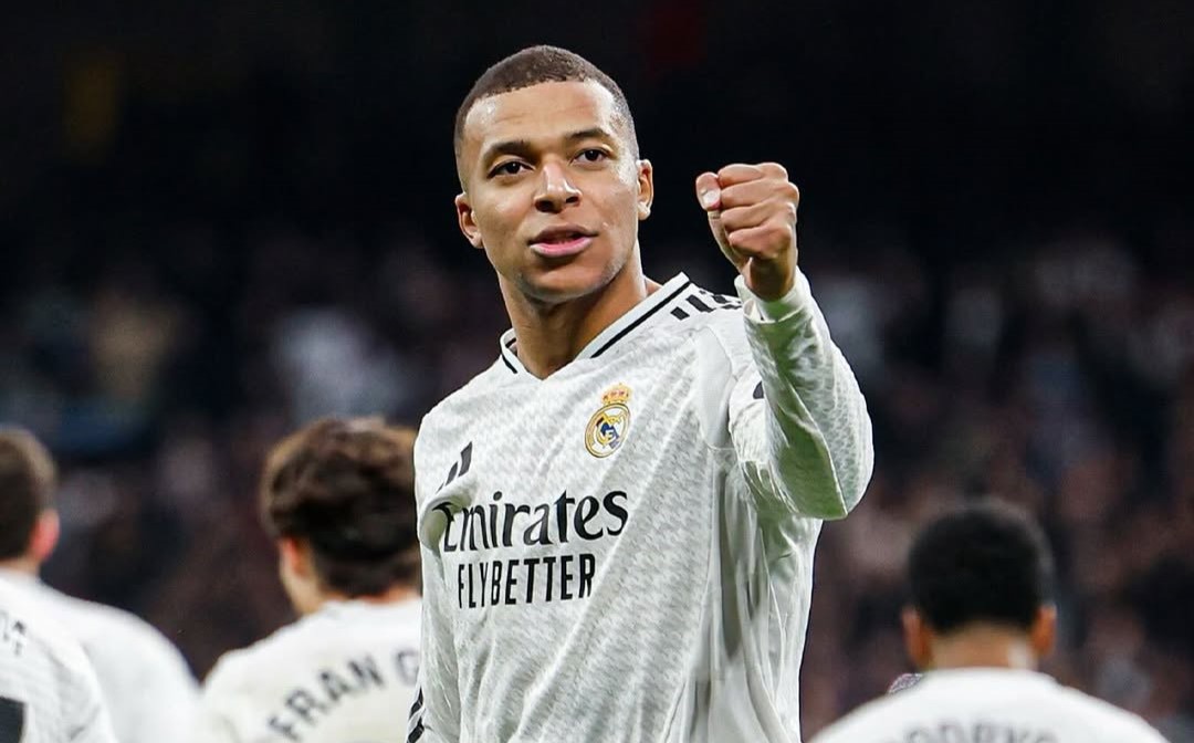 Mbappé marca duas vezes, Real Madrid goleia e assume liderança de LaLiga