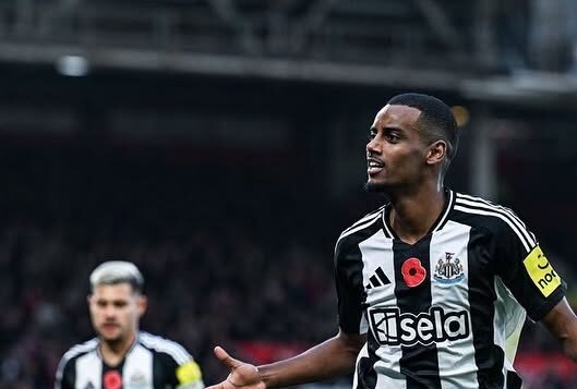 Alex Isak comemorando - Fonte: @alex_isak