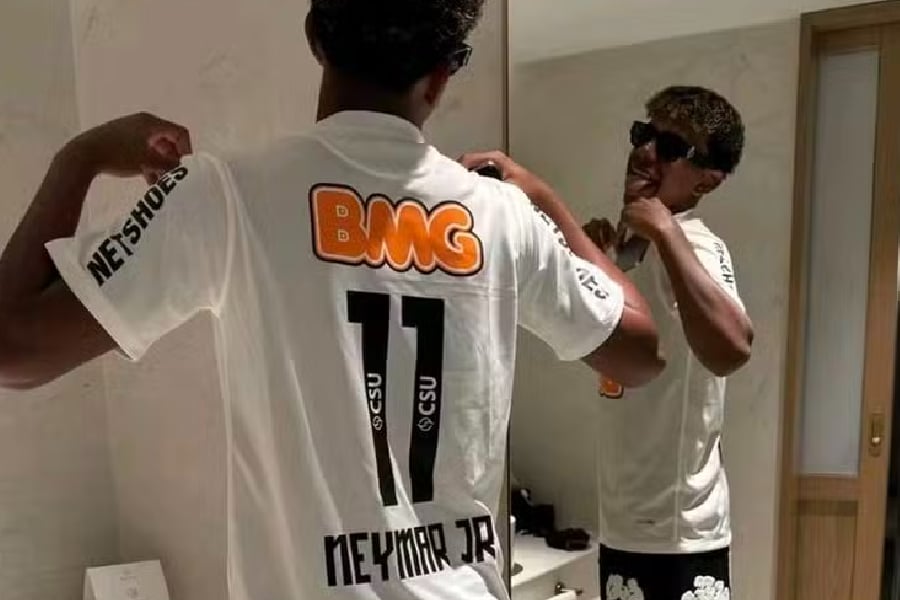 Lamine Yamal já posou nas redes com a camisa de Neymar, do Santos - reprodução/Instagram