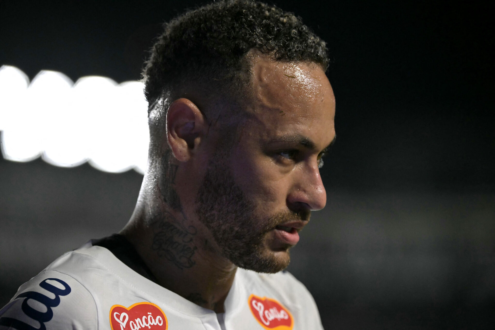 Neymar passou em branco e tropeçou em reestreia na Vila - Nelson Almeida/AFP