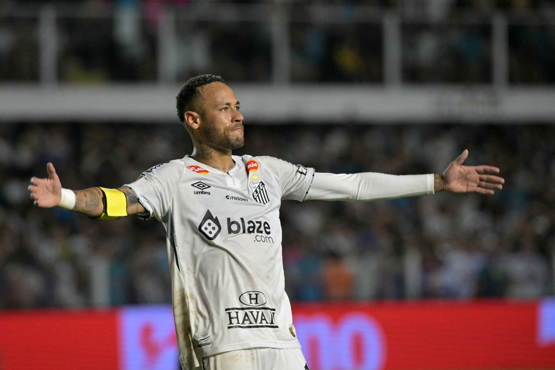 Bolada, pancadas e tropeço: Neymar tem ‘presente de grego’ em reestreia no Santos