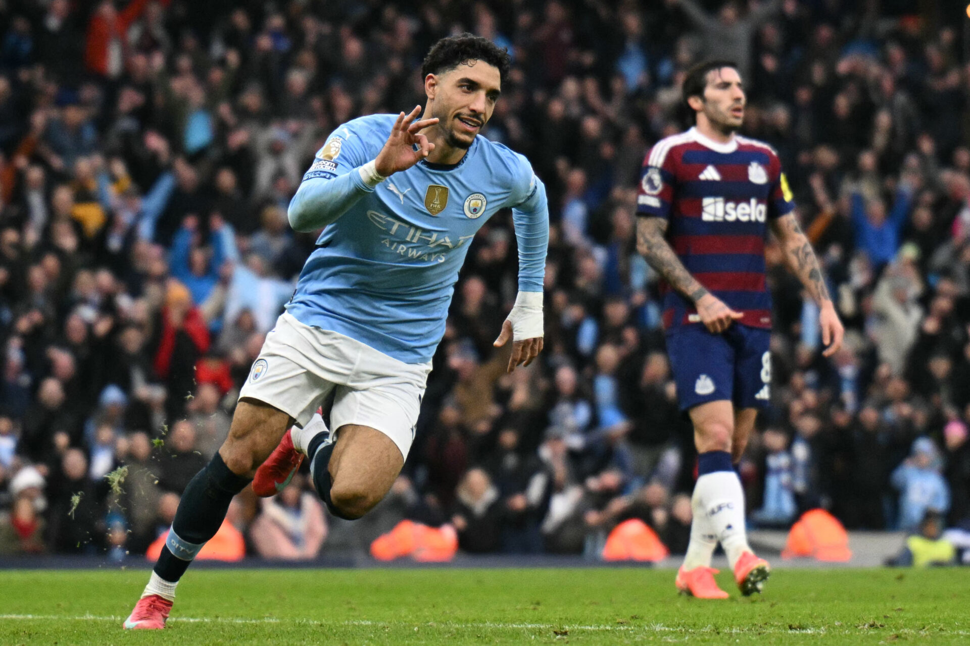 Manchester City goleia o Newcastle e volta ao G4 da Premier