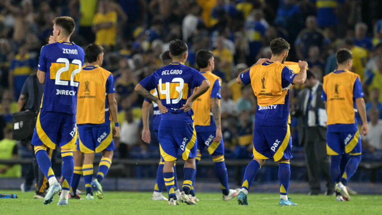 Cavani e Gago são vilões em vexame do Boca na Libertadores