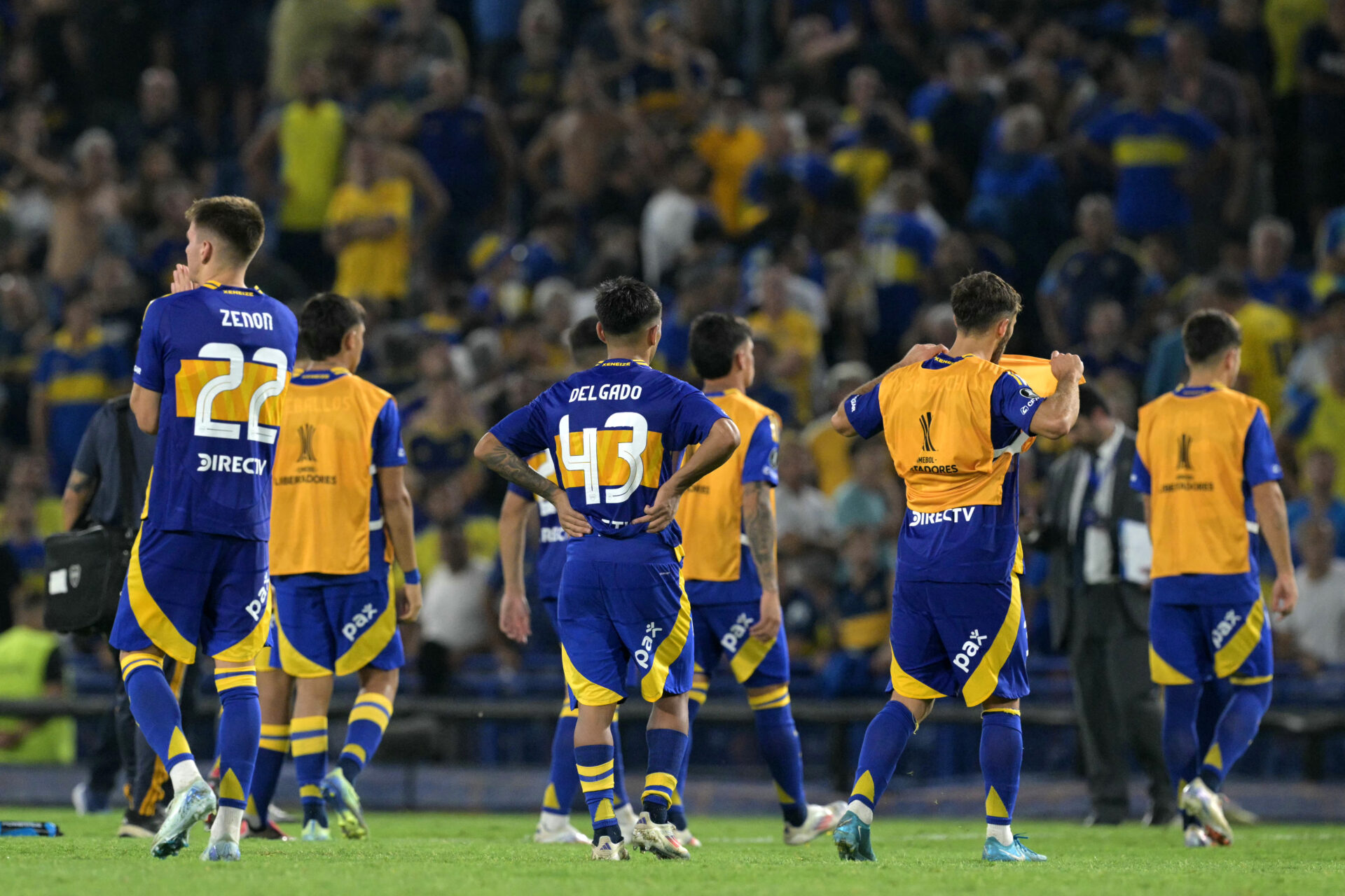 Cavani e Gago são vilões em vexame do Boca na Libertadores