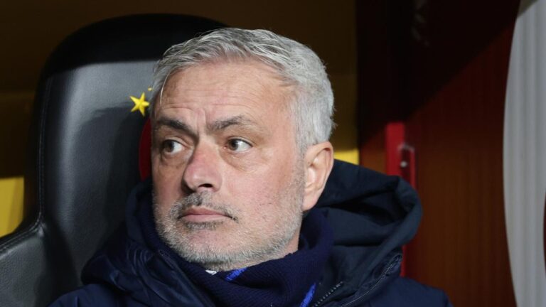 José Mourinho é acusado de racismo e Fenerbahçe defende técnico