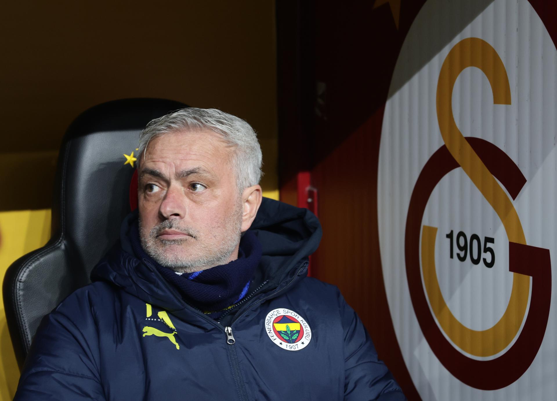 José Mourinho é acusado de racismo e Fenerbahçe defende técnico