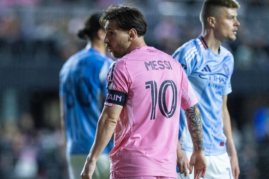 Messi se envolve em polêmica na estreia da MLS