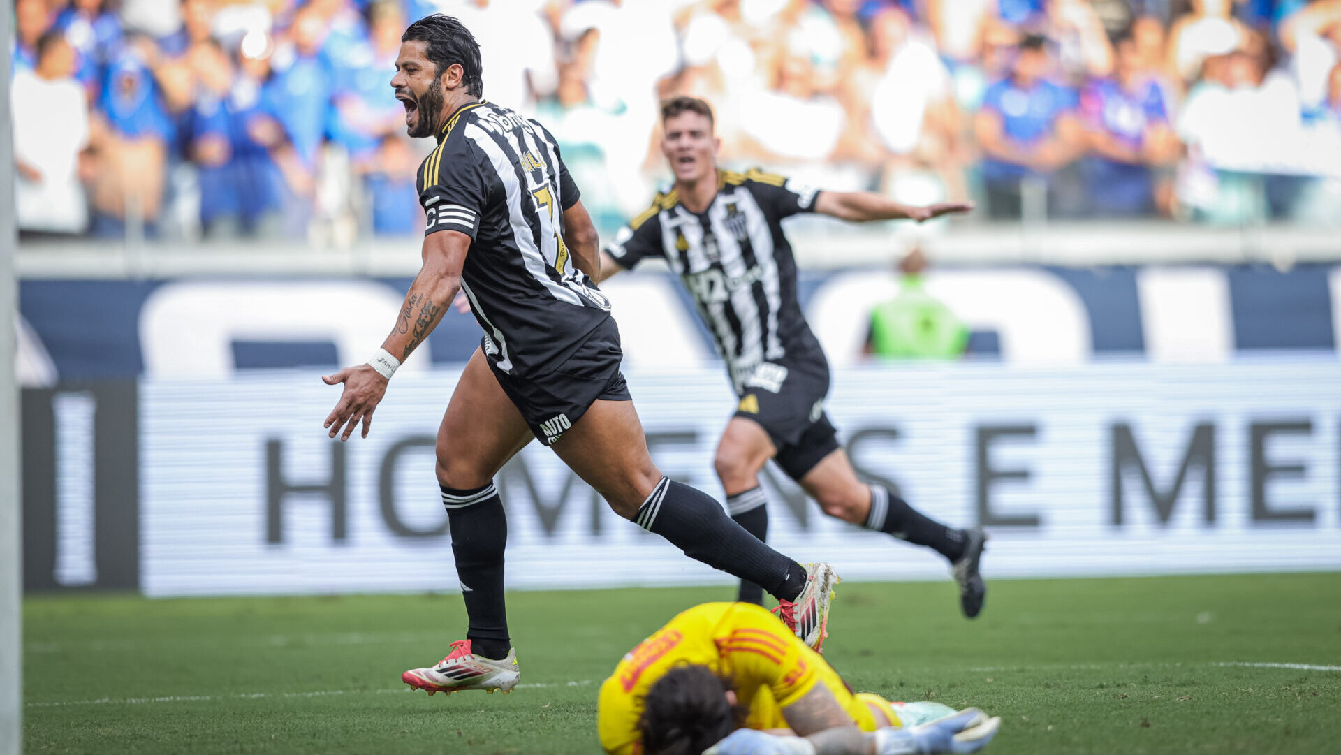 Galo aproveita expulsão e vence clássico mineiro contra o Cruzeiro