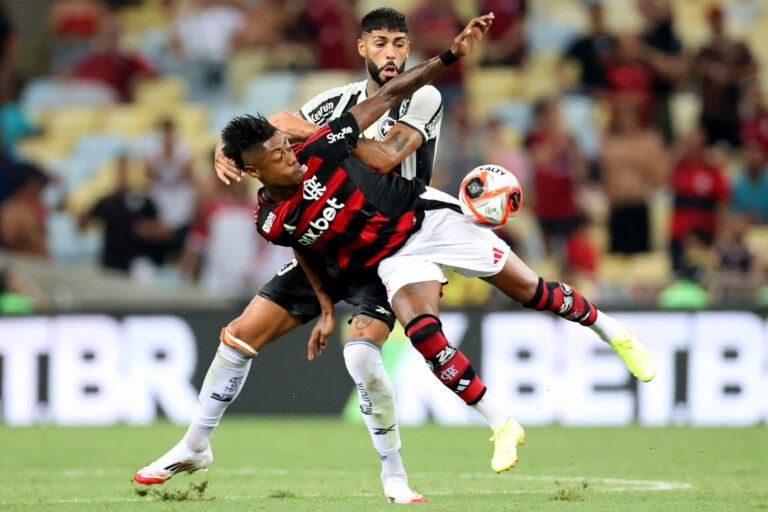 Jogadores de Flamengo e Botafogo são suspensos por confusão em clássico