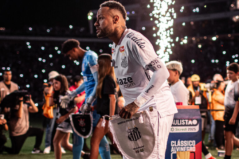 Neymar convive com vaias e admiração na derrota do Santos para Corinthians