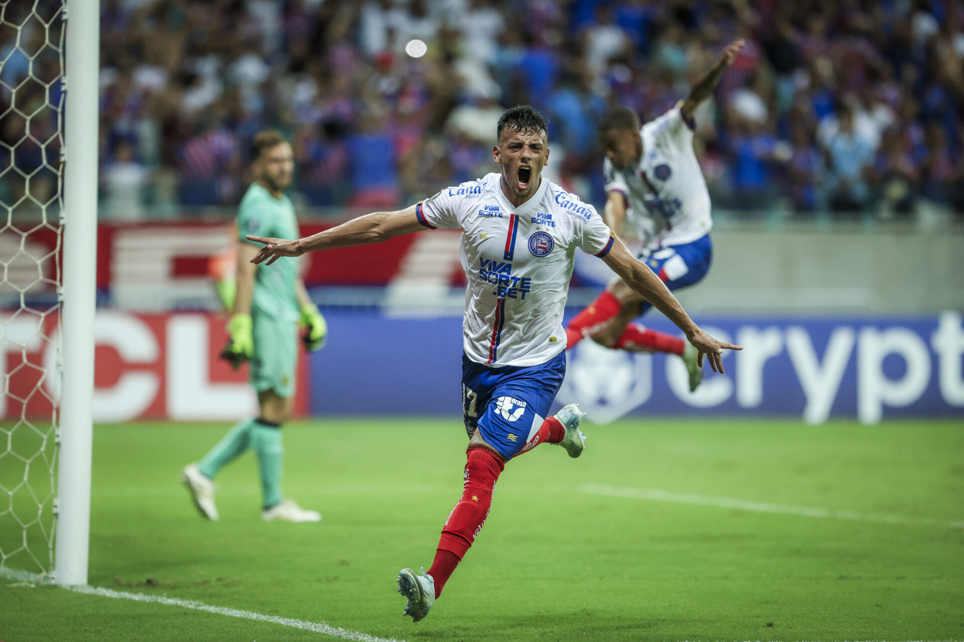 Bahia aproveita expulsão e passa pelo The Strongest na Libertadores