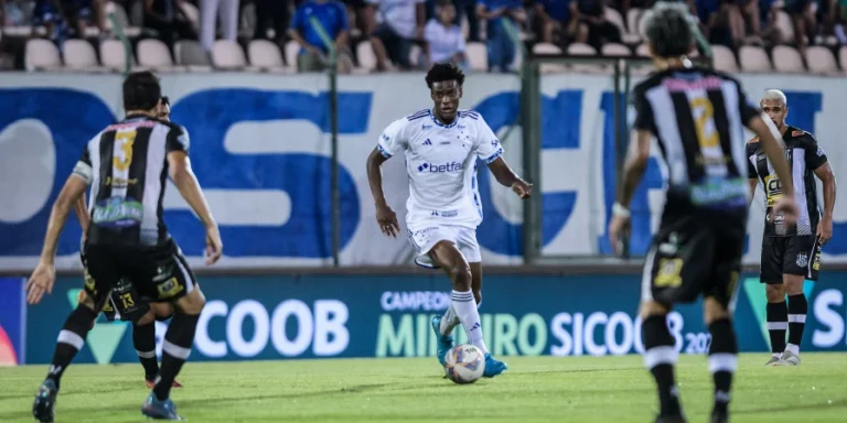 Cruzeiro perde para o Democrata e amplia crise no mineiro
