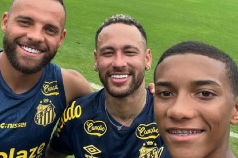 Neymar inicia promessa de apoio a Juninho, filho de Robinho, no Santos