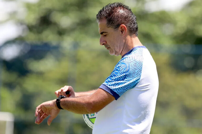 Renato Paiva assume Botafogo em clima de decepção