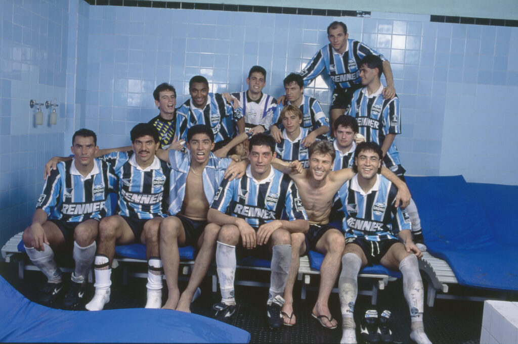 Na segunda fileira, Roger (o segundo da esq. para a dir.) durante a histórica foto do título da Libertadores de 1995 - Edison Vara/Placar