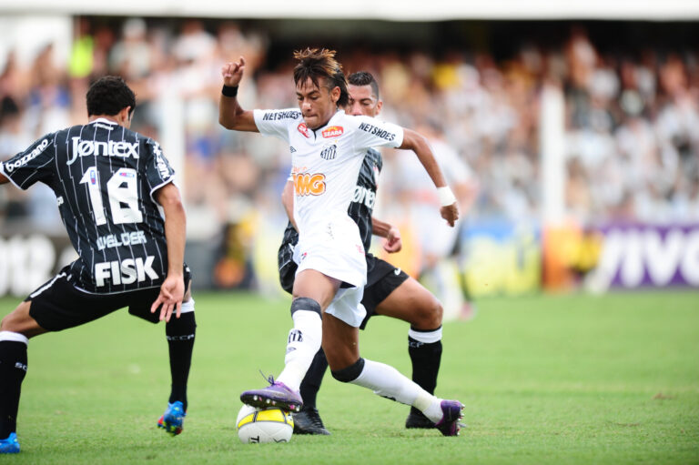 Neymar reencontra seu maior rival; o retrospecto contra o Corinthians