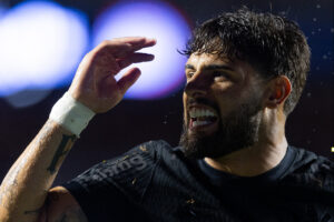 Com gol de Yuri Alberto, Corinthians vence Santos em Itaquera