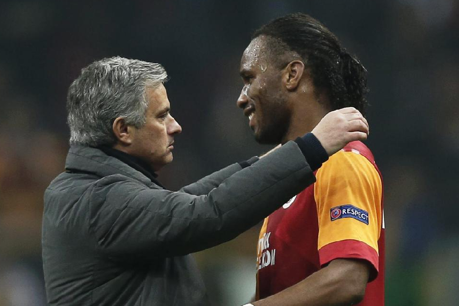 Drogba defende Mourinho de acusação de racismo: 'Meu pai'