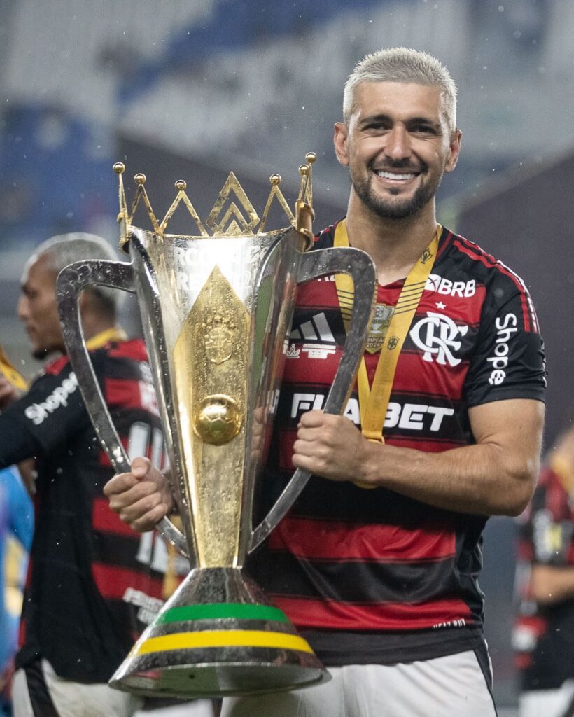 Arrascaeta com Taça da Supercopa do Brasil - Fonte: @flamengo