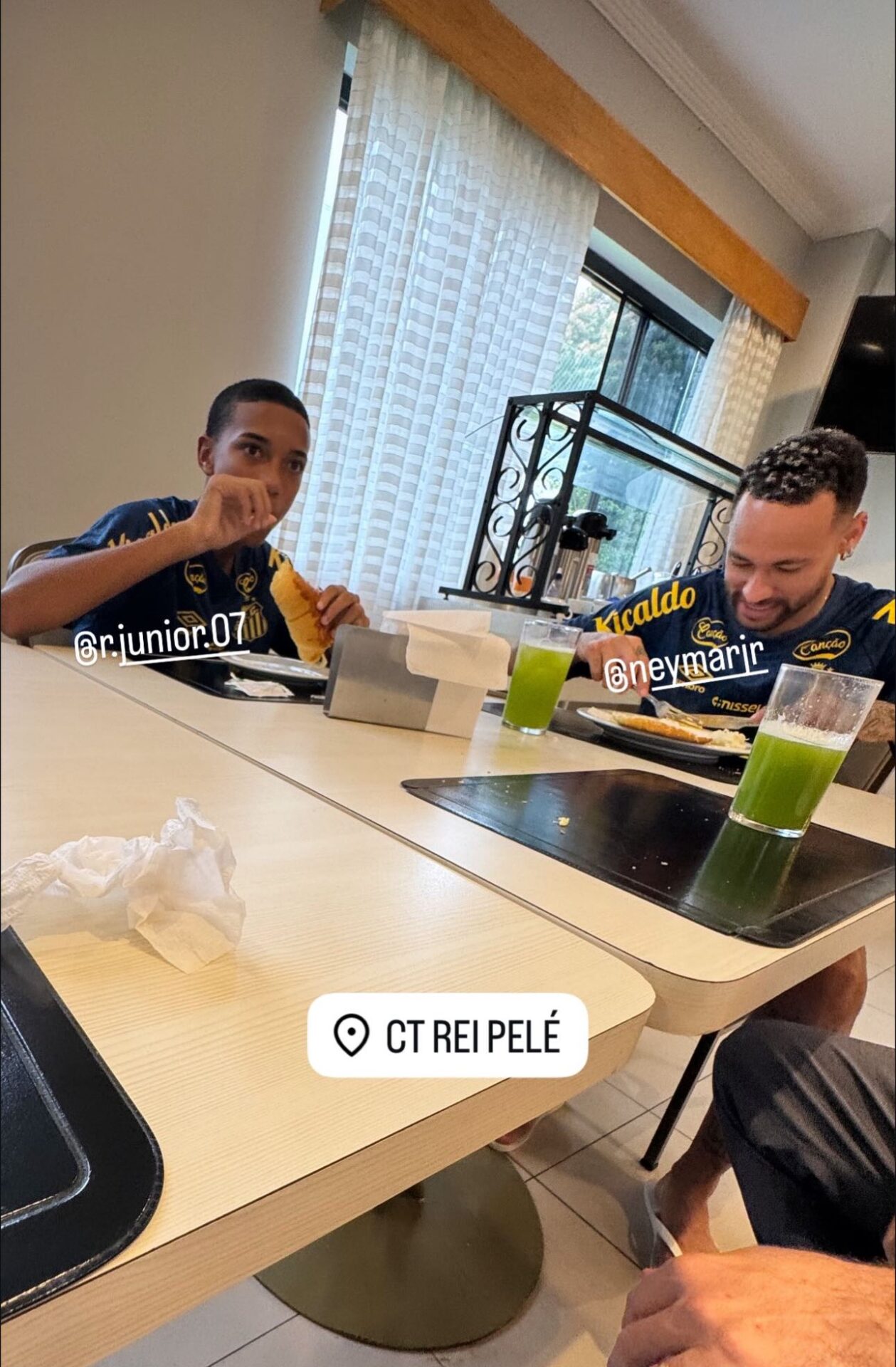 Neymar e Juninho no refeitório - Reprodução/Instagram