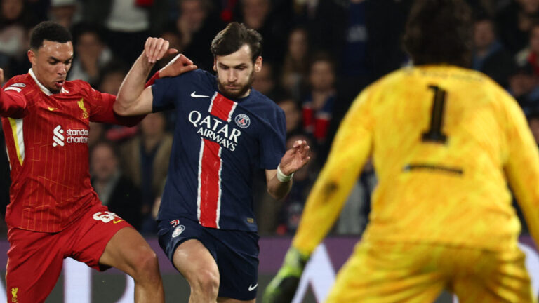 Alisson salva, e Liverpool vence o PSG nas oitavas da Champions