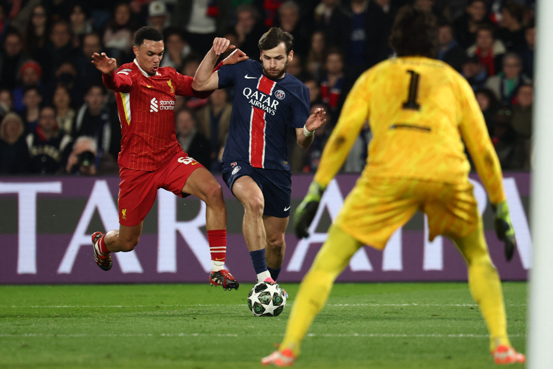 Alisson salva, e Liverpool vence o PSG nas oitavas da Champions