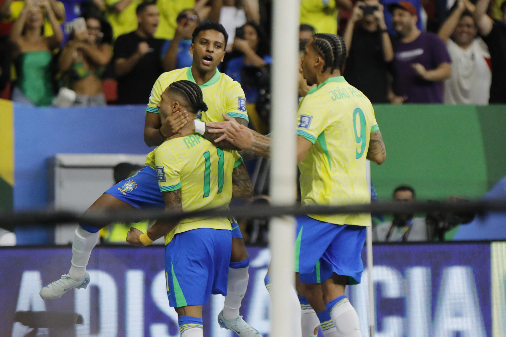 Raphinha comemora o gol marcado no início do jogo - Sergio Lima/AFP