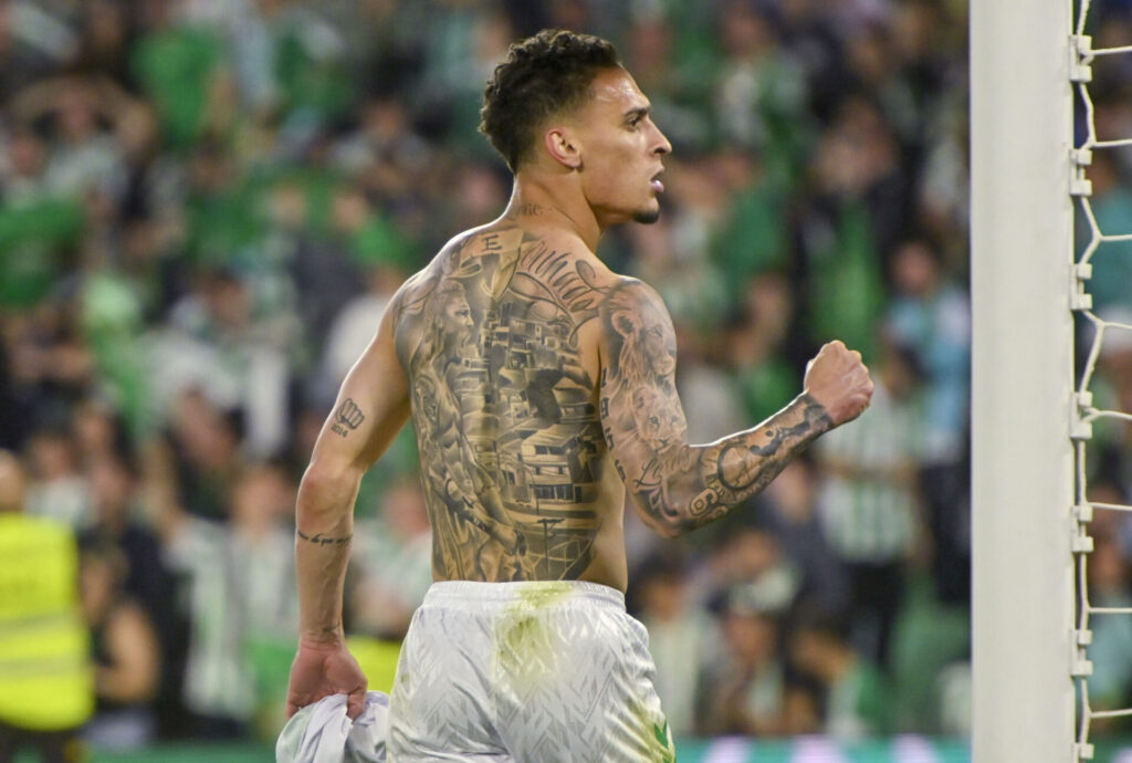 Antony comemora a vitória do Betis no clássico em Sevilha - Raúl Caro/EFE