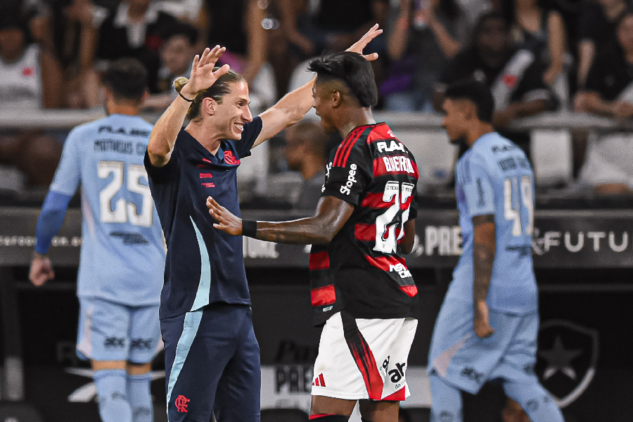 Flamengo bate o Vasco em clássico e larga na frente por final do Carioca