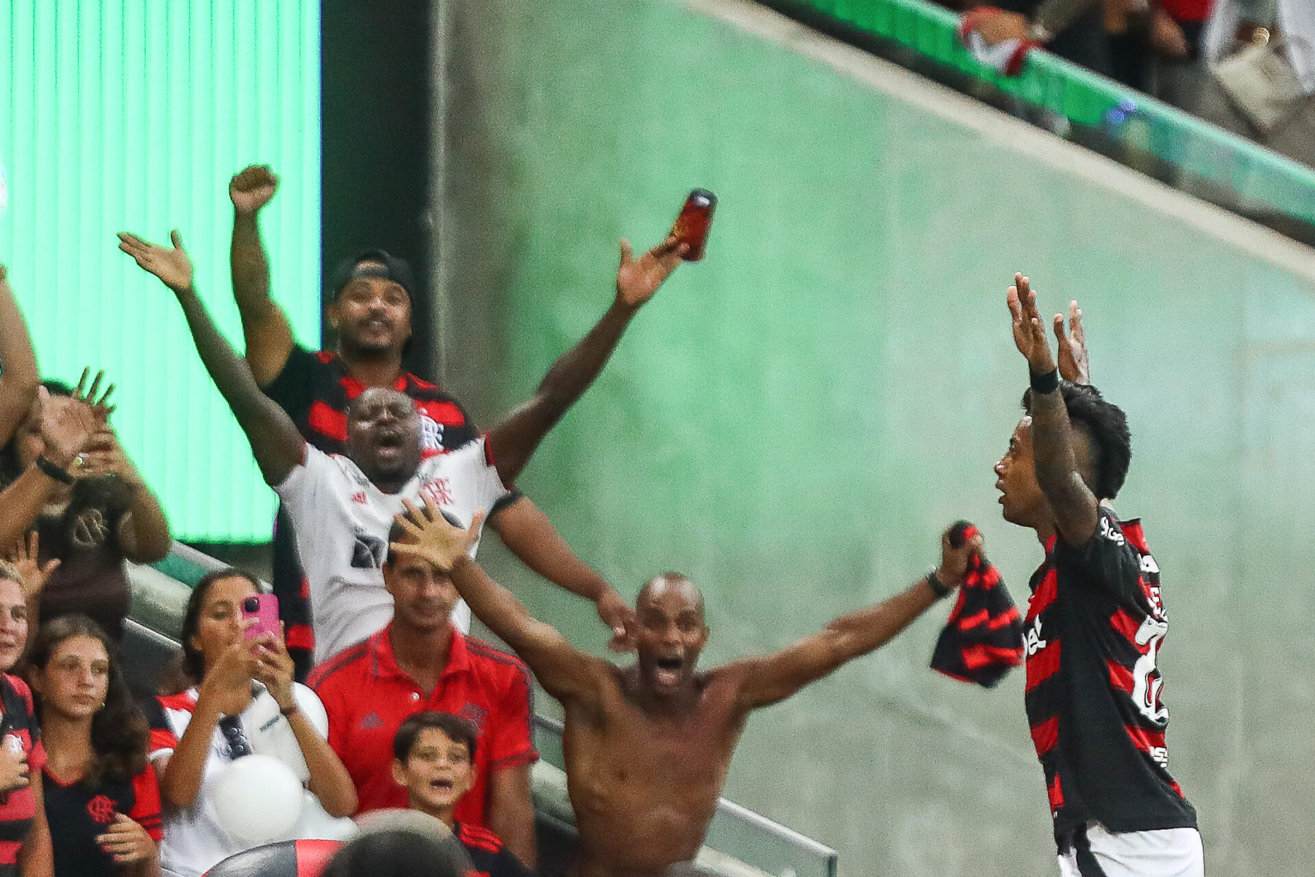 Flamengo vira contra o Vasco e garante 7ª final seguida do Carioca