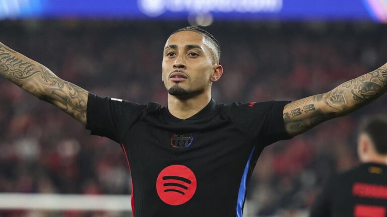 Barcelona supera expulsão e vence Benfica com gol de Raphinha