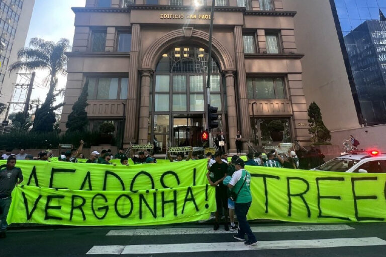 Torcida do Coritiba protesta no escritório de Justus