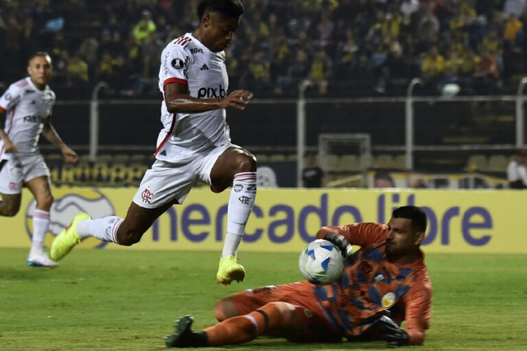 Juninho sai do banco e dá vitória ao Flamengo na Libertadores