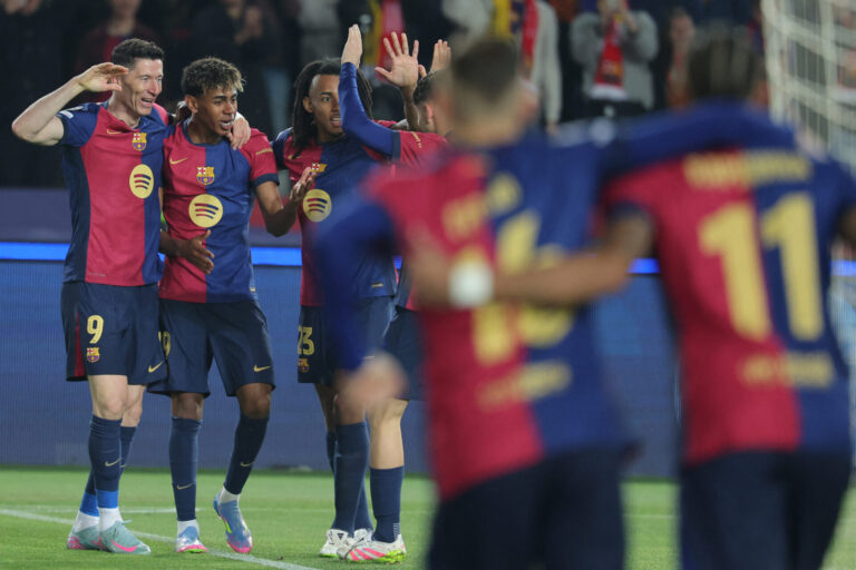 Champions: Lewa faz dois, Barcelona goleia Dortmund e fica perto da semi