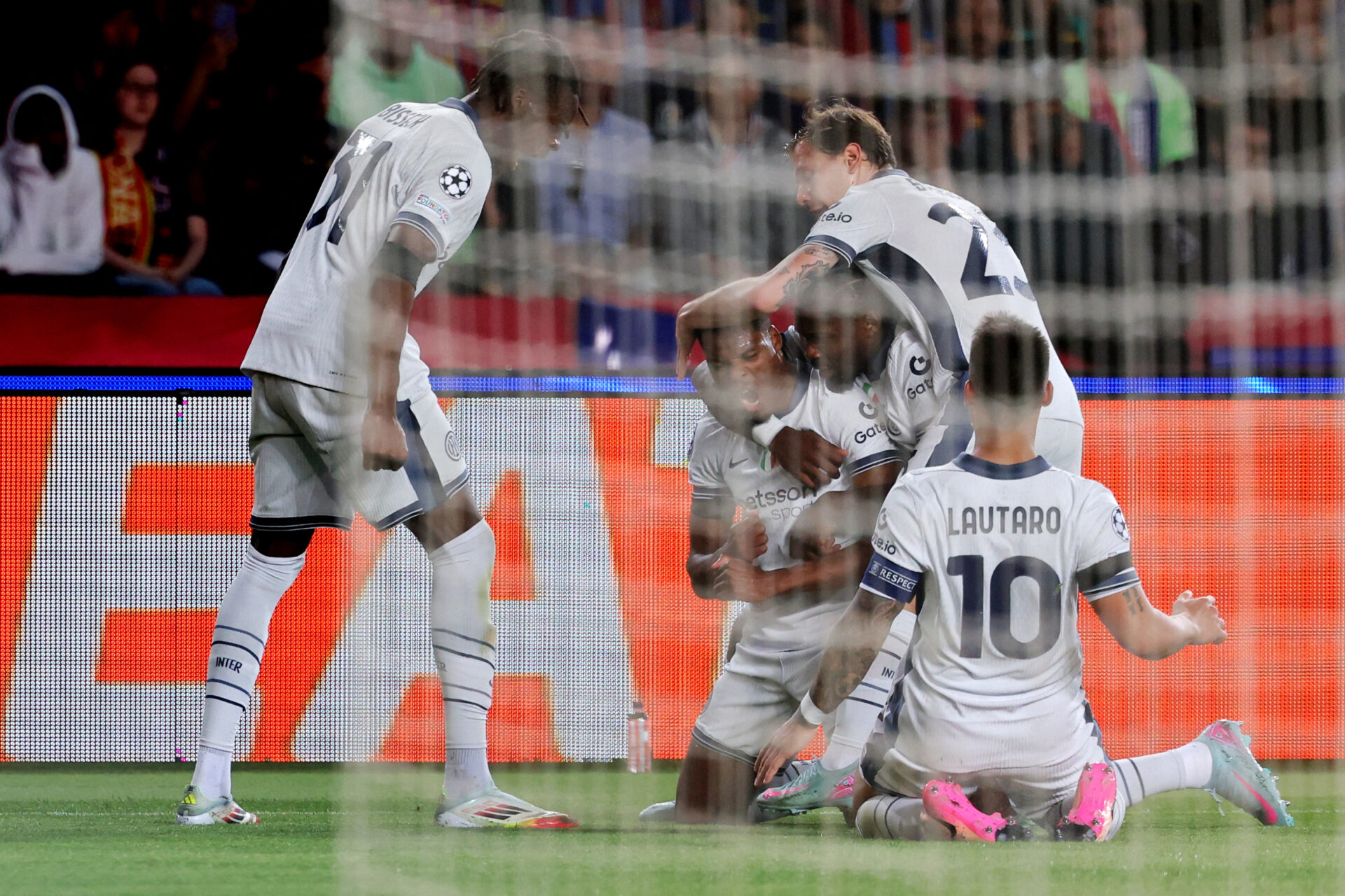 Italianos comemoram o segundo gol; vantagem ruiu ainda no 1º tempo - Lluis Gene/AFP