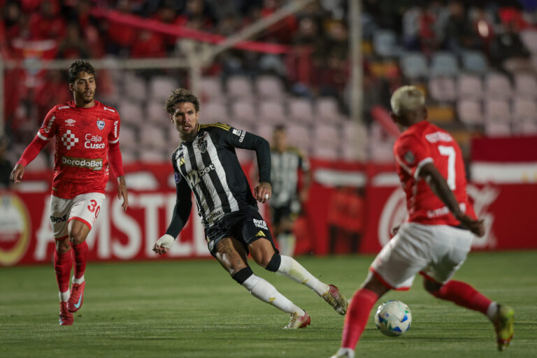Atlético assusta, mas só empata com Cienciano na altitude