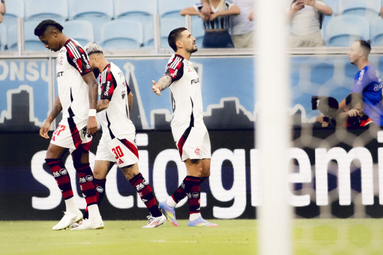 Arrascaeta brilha, e Flamengo vence o Grêmio e assume a liderança