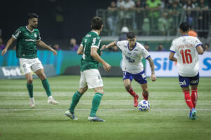 Palmeiras tropeça no Bahia e perde a liderança para o Flamengo