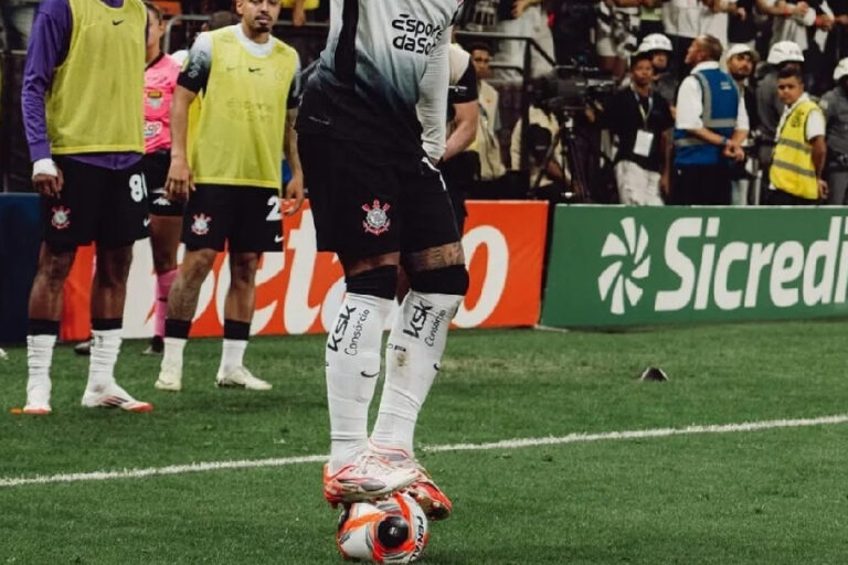 CBF proíbe subir na bola após lance de Memphis em Corinthians e Palmeiras