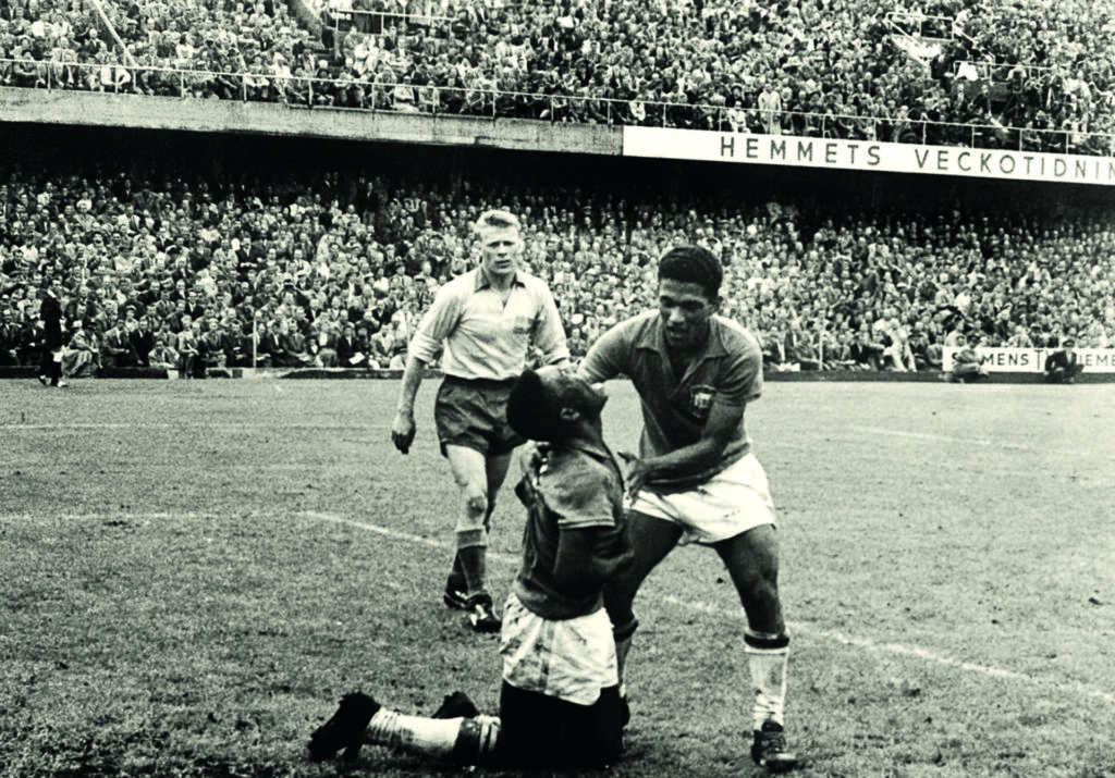Garrincha e Pelé ao final do jogo contra a Suécia pela Copa do Mundo de 1958 (Acervo Luiz Carlos Barreto)