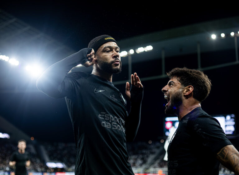 Corinthians sobra contra o Vasco e vence a primeira no Brasileirão