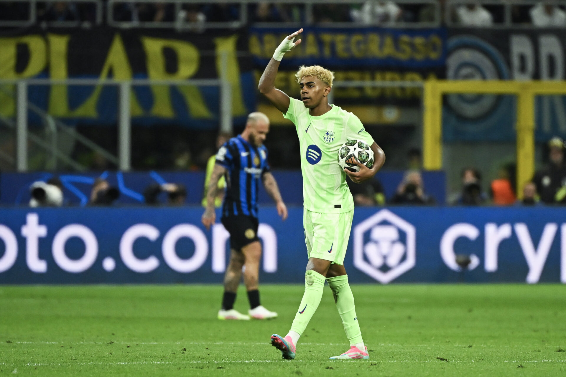 Yamal comemora um dos gols da reação do Barça - Piero Cruciatti/AFP