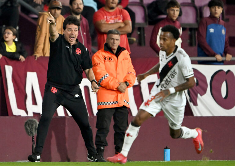 Vasco perde para Lanús na estreia de Diniz e vai brigar pelo 2º lugar do grupo