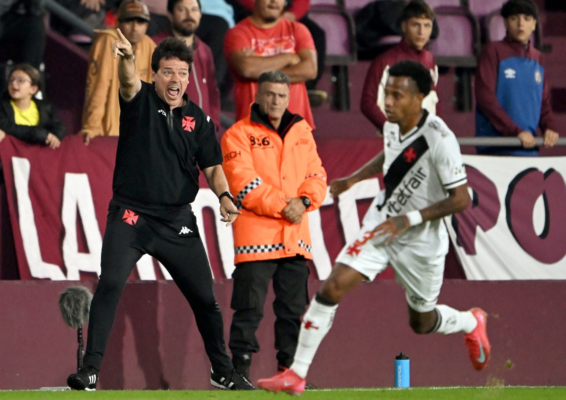 Vasco perde para Lanús na estreia de Diniz e vai brigar pelo 2º lugar do grupo