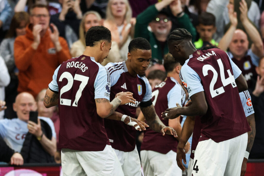 Zagueiro Ezri Konsa comemora o gol que abriu caminho para o triunfo do Villa - Darren Staples/AFP