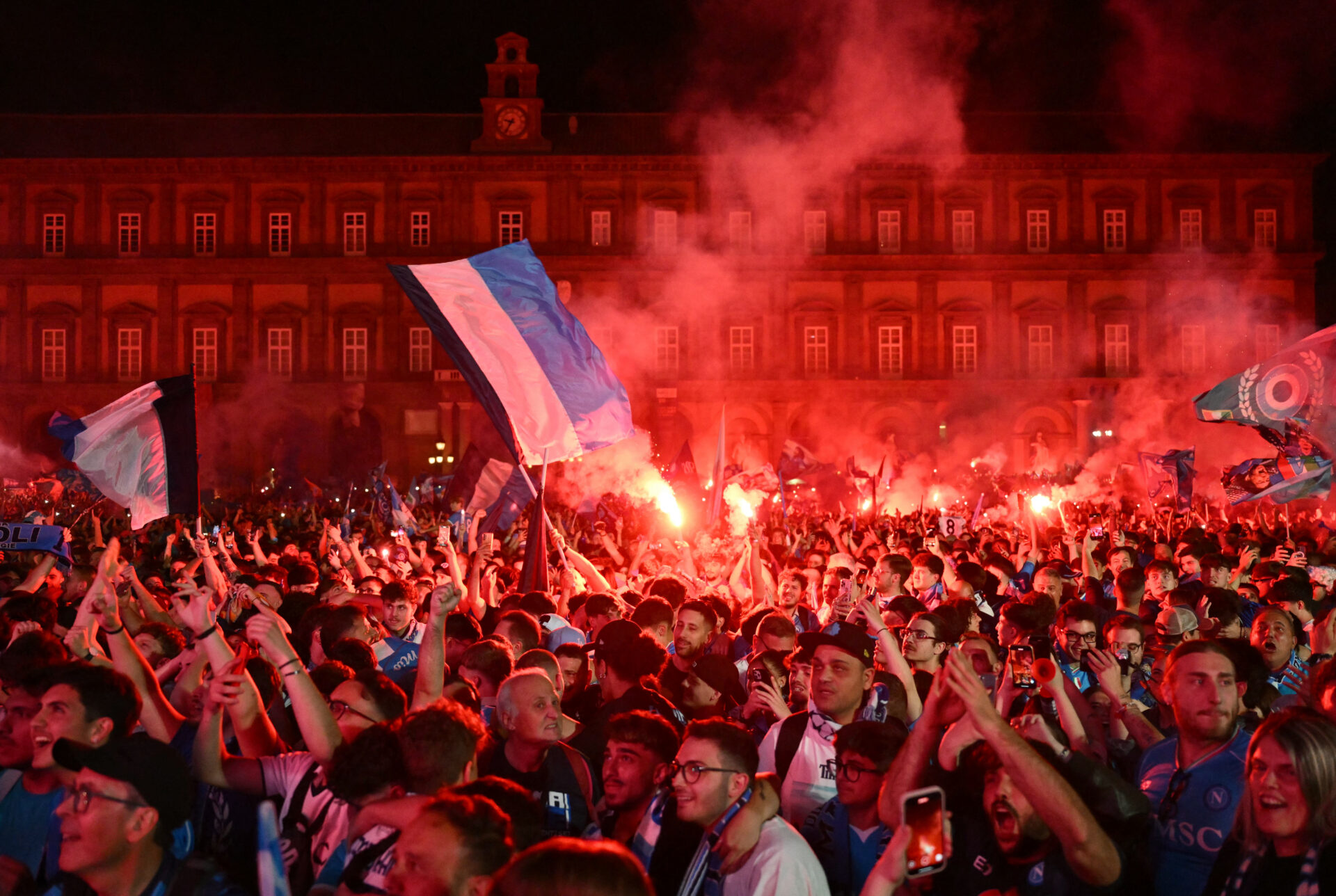 Torcida do Napoli faz festa nos arredores do estádio Diego Armando Maradona - Alberto Pizzoli/AFP